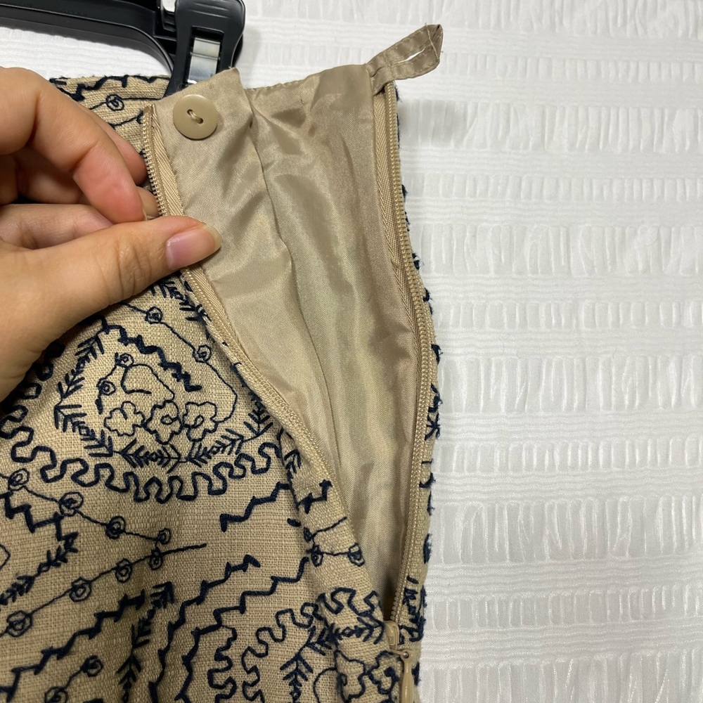 Talbots Women’s Linen/Cotton Tan and Navy Blue embroidered Slacks size 8 - Picture 6 of 9